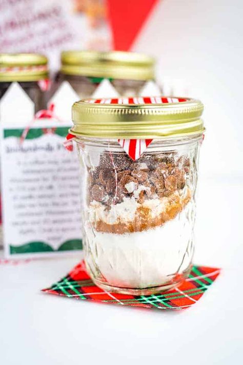 4 Mug Cake Mixes In A Jar - Homemade Christmas presents are the best! These 4 mug cake mixes in a jar make a nice gift box for any dessert lover. There’s a flavor for everyone! Cookies n’ Cream, Chocolate Peppermint, Snickerdoodle, and Hot Cocoa, do you know anyone that would love these mug cake flavors? #cookiedoughandovenmitt #cakemix #mugcakes #cake #cakes Cake Mix In A Jar Recipe, Cake Mix In A Jar, Mixes In A Jar, Jar Food Gifts, Mason Jar Gifts Recipes, Mug Dessert Recipes, Christmas Jar Gifts, Mason Jar Cakes, Microwave Mug Recipes