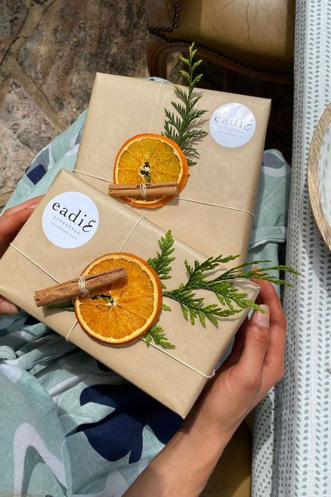 Eco Packaging Ideas Eco Packaging Ideas, Diy Holiday Gift Wrapping, Christmas Gift Wrapping Diy, Pretty Gift Wrapping Ideas, Xmas Gift Wrap, Oranges Gift, Christmas Gift Packaging, Natural Christmas Decor, Gifts Wrapping