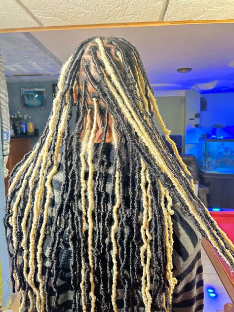 Highlight Soft Locs, Black And White Soft Locs, Soft Locs Blonde And Black, 613 Soft Locs, Brown And Black Locs, Blonde Soft Locs, Blonde Natural Hair, Blonde High, Blonde Natural