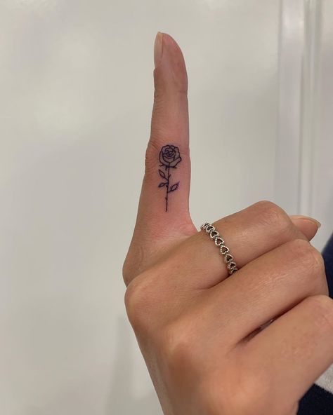 Girly Hand Tattoos, Inside Finger Tattoos, Flower Finger Tattoos, Finger Rose Tattoo, Cute Finger Tattoos, Small Finger Tattoos, Finger Tattoo For Women, Hand Tattoos For Girls, Hand And Finger Tattoos