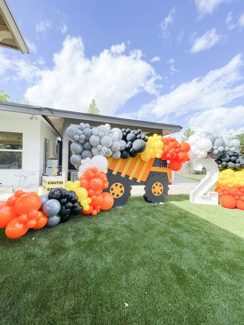 Construction Birthday Party | partiesonpurpose.com Construction Themed Balloon Garland, Construction Birthday Balloon Garland, Construction Party Backdrop Ideas, Construction Theme Balloon Arch, Construction Theme Decorations, Construction Birthday Backdrop, Construction Balloon Garland, Truck Themed 2nd Birthday Party, Construction Theme Backdrop