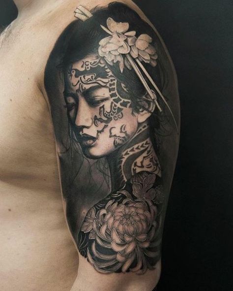 samurai-maske-frau-mit-schwarzen-haaren-blumen-tattoos-oberarm-tätowieren Japanese Geisha Tattoo, Geisha Tattoos, Geisha Tattoo Design, Cool Half Sleeve Tattoos, Geisha Tattoo, Tattoos For Women Half Sleeve, Tattoos Geometric, Japanese Sleeve Tattoos, Tattoo Women