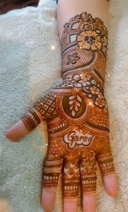 Front Hand Mehndi Designs With Name, Name Art Mehndi Design, Name Mahendi Designs Latest, Mehndi Designs With Name, Learn Mehndi, Front Mehndi Design, Floral Henna Designs, Legs Mehndi Design, Rose Mehndi Designs