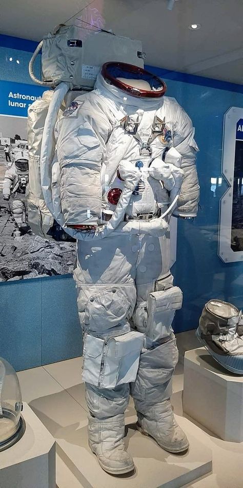 Gene Cernan's Apollo 17 moon suit on display at the Kennedy Space Center. Nasa Suit, Nasa Space Pictures, Eva Suit, Nasa Space Suit, Nasa Wallpaper, Space Suits, Space Engineers, Apollo Program, Nasa Photos