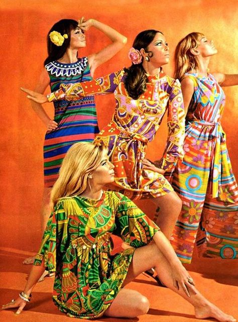 Swinging sixties girls all agree that tree over there is especially groovy Moda Z Lat 70., 1960s Mod Fashion, Moda Hippie, 1960s Dresses, 1960 Fashion, 60s 70s Fashion, Estilo Hippy, Mode Hippie, 60s And 70s Fashion