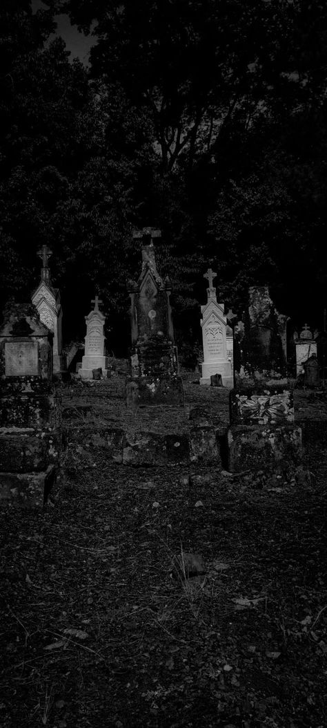 Graveyard Wallpaper Iphone, Grave Wallpapers Aesthetic, Cemetary Aesthetic Wallpaper, Grave Yard Wallpaper, Gothic Halloween Wallpaper Iphone, Gothic Phone Backgrounds, Gothic Style Wallpaper, Tombstone Wallpaper Iphone, Goth Wallpaper Iphone Dark