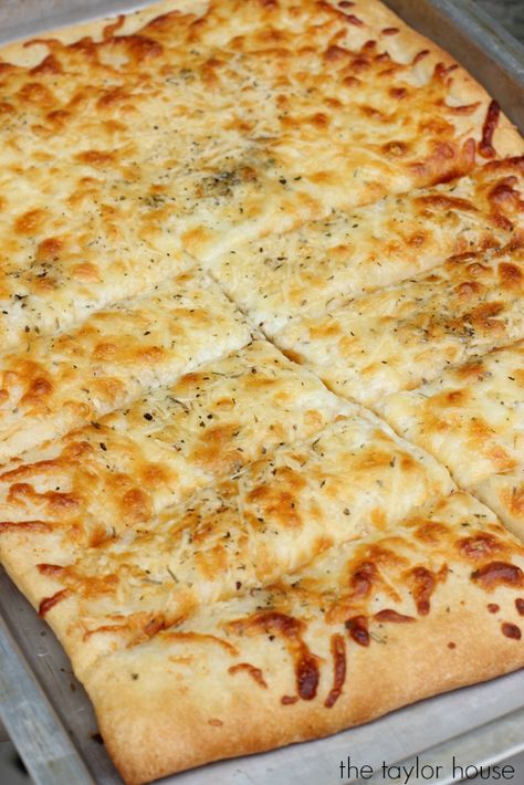 How to make Homemade Parmesan Garlic Cheese Bread. Flatbread Cheese Bread, Homemade Cheese Bread, Cheese Breads, Artisan Rolls, Cheesy Bread Recipe, Pepperoni Bread, Cheese Bread Sticks, Toddler Smoothies, Pepperoni Rolls