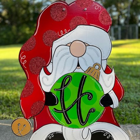 MagnoliasandMPearls - Etsy Christmas Gnome Door Hanger, Gnome Door Hanger, Meridian Mississippi, Gnome For The Holidays, Lake Ozark, Handmade Door, Gnome Door, Holiday Door, Round Door