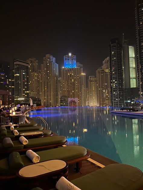 Rooftop pool in Dubais Adress hotel City Pool Aesthetic, Dubai Pool Aesthetic, Luxury Pool Aesthetic, Dubai Infinity Pool, Infinity Pool Aesthetic, Dubai Lifestyle Luxury, Pools At Night, Hotel Pool Aesthetic, Dubai Pool