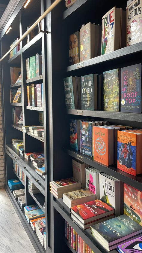 Bookstore Table Display, Small Book Store Design, Bookstore Layout Plan Design, Book Store Decor, Bookstore Merchandising, Moody Bookstore, Bookshop Display, Small Book Store, Book Store Interior