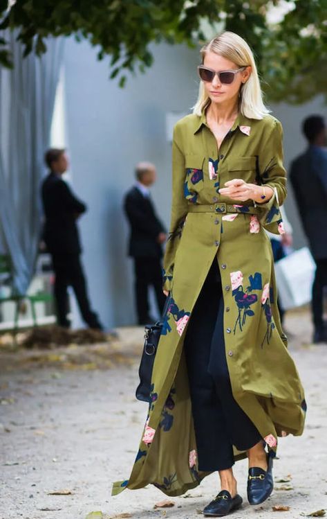 67 Best Loafers Outfit Ideas For Women 2023: What To Wear With Loafers Olive Green Outfit, Olive Clothing, Dress Over Pants, Walking Down The Street, Mode Kimono, Fall Trends Outfits, Street Style 2017, Paris Fashion Week Street Style, Transition Outfits