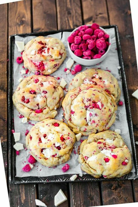 Dessert Recipes Lactose Free, Spring Sweets Ideas, Cheap Delicious Desserts, Work Birthday Ideas Food, Summer Baking Recipes Desserts, Fancy Baked Goods, White Chocolate Raspberry Cookies, Chocolate Raspberry Cookies, Raspberry White Chocolate Cookies