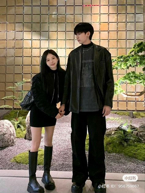 Size Difference Couple Reference, Asian Couple Outfits, Tall Boy Short Girl, Sweet Couple Pictures, Nightout Outfit, Amusement Park Outfit, Tall Boyfriend, Short Couples, Tall Boy