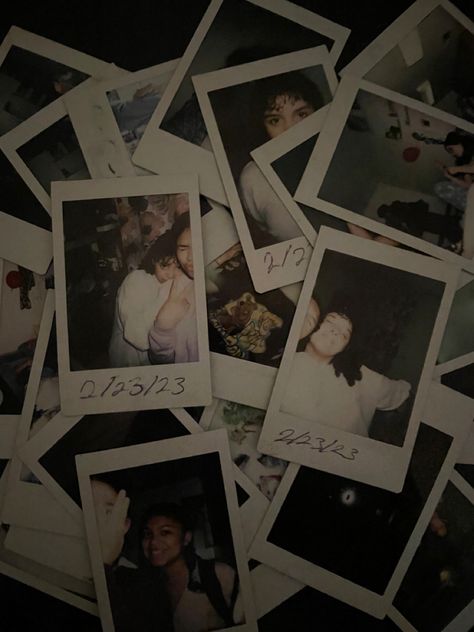 polaroid photos, insta feed, polaroid, friends, instagram inspo, insta aesthetic, 1989, digital camera, camera aesthetic, summer aesthetic, summer inspo Poloroid Camera 80s Aesthetic, Polariod Aesthetic Girl, Black And White Polaroid Aesthetic, Dark Polaroid Aesthetic, Polaroid Collage Aesthetic, Polaroid Aesthetic Friends, Polaroids With Friends, Insta Camera Polaroid, Polaroid Friends Aesthetic