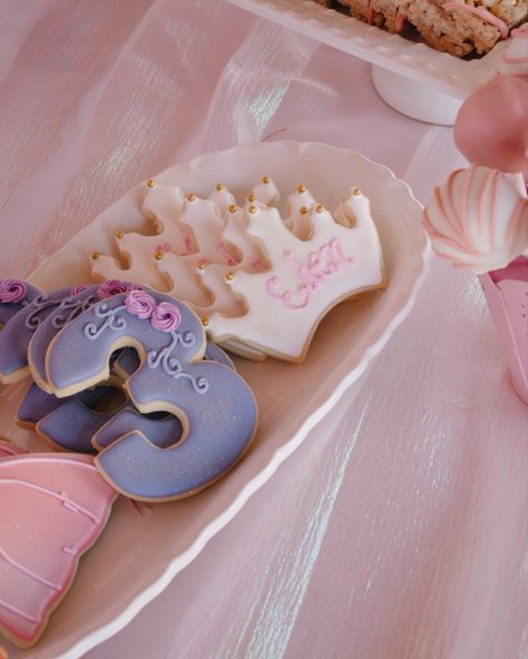 A photo of sugar cookies. A purple frosted three and a white frosted princess tiara. Princess Sugar Cookies, White Tiara, Custom Sugar Cookies, Icing Ideas, Princess Cookies, Hello Kitty Birthday Party, Decorated Sugar Cookies, Cookie Time, Hello Kitty Birthday