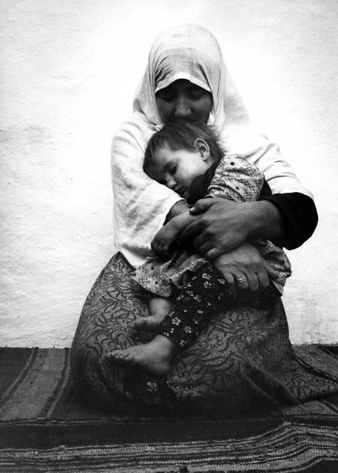 mothers-photography-family-ken-heyman-10 Mother's Pic, Marc Riboud, Mother Photos, Mother Pictures, Motherhood Photography, Lost Images, We Are The World, Mother And Father, Mother And Child