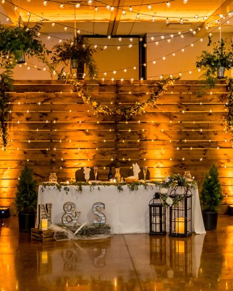 Wedding Head Tables Ideas, Reception Set Up Ideas, Reception Wall Decor, Head Table Rustic Wedding, Country Wedding Head Table Backdrop, Winter Wedding Sweetheart Table, Headtable Wedding Reception, Rustic Head Table Wedding, Twinkle Lights Sweetheart Table