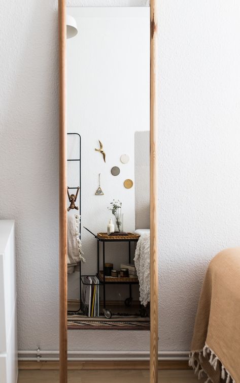 Ein Spiegel zum anlehnen und selber bauen • doitbutdoitnow Mirror On Wheels Diy, Wooden Frame Mirror Diy, Diy Wood Framed Mirror, Industrial Spiegel Diy, Diy Standing Mirror, Dyi Vanity Mirror, Spiegel Diy, Mirror Frame Diy, Bedroom Pillows