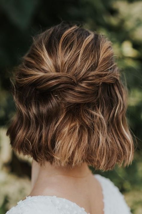 Short Bob Hairstyles Wedding, Chic Bob Haircut, Knots Braids, Barnsley House, Short Bridal Hair, Bob Wedding Hairstyles, Jesus Peiro, Guest Hair, Bridesmaid Hair Makeup