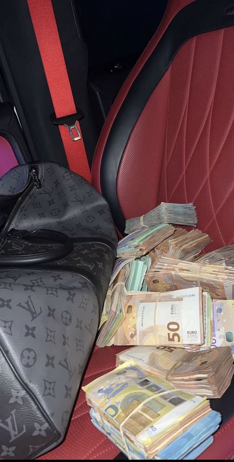 La Vivance en personne sur TikTok Money Vision Board, Fake Money, Money Talks, Money And Happiness, Money Cash, How To Get Rich, Bank Notes, Goods And Services, The Money