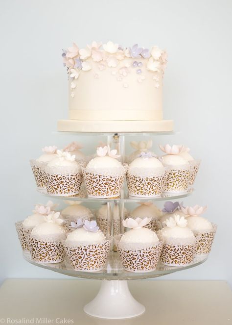 Lilac and Pink Blossoms Cupcake Tower Kue Wedding, Video Cake, Gold Leaf Cakes, Cupcake Tower Wedding, Cake Structure, Cupcake Stand Wedding, Special Birthday Cakes, Decorative Cakes, Wedding Cake Pops