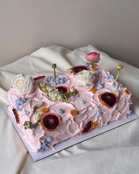 A sweet dose of cake inspiration 🍰🤍 Vanilla Bean Custard, Cake With Fruit, Vanilla Bean Buttercream, Perfect Wedding Cake, Sheet Cake Designs, Cake Strawberry, Pink Cookies, Cinnamon Cake, Chocolate Chip Cake