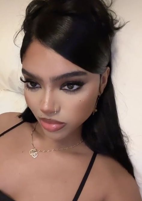 Makeup Ideas Siren Eyes, Rave Hairstyles Black Women, Black Birthday Makeup Look, Makeup Looks With Black Hair, How To Style Jewelry With Dress, Nice Figures Woman, Black Haired Beauty, Dark Makeup On Black Women, Dark Eye Makeup Black Women