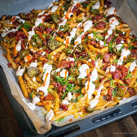 Dirty Fries with Jalapenos and Bacon Dirty Fries Recipes, Garbage Fries, French Fries Loaded, Bbq Fries, Loaded Fries Recipe, Dirty Fries, Bbq Food Truck, Football Appetizers, Course Ideas