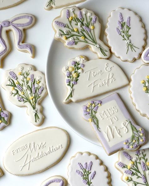 Wildflower themed Bridal Shower cookies 💐🤍👰🏻‍♀️ #bridalshowercookieset #bridalshower #weddinginspiration #wedding #desserttabledecor #sugarcookies #sugarcookiesdecorated #sugarcookiesofinstagram #wildflowerbridalshower Wildflower Bridal Shower Cookies, Chalet Wedding, Wildflower Favors, Themed Bridal Shower Ideas, Boho Wedding Favours, Wildflower Theme, Love Is In Bloom, Special Cookies, Bridal Cookies