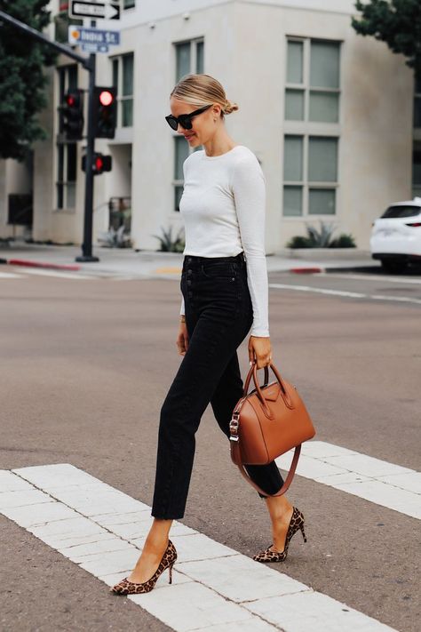 Pumps Outfit, Leopard Pumps, Chique Outfits, Fashion Jackson, White Long Sleeve Top, Mode Casual, Brown Bag, Business Outfit, Mode Inspo