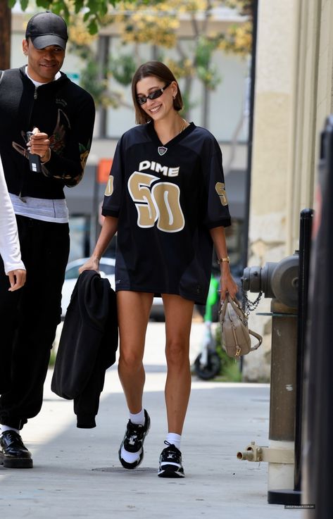 Hailey Bieber Style 2023 Summer, Hailey Bieber White Outfit, Hailey Bieber Street Style Summer, Hailey Baldwin Style Summer, Hailey Baldwin Style Street, Hailey Bieber Style Summer, Los Angeles Outfits Summer, Hailey Bieber Casual, Outfits Hailey Bieber