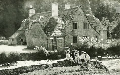 yes please. '40s France? 1920s English Cottage, Fox Sisters, Cottage Illustration, England Countryside, English Cottages, Storybook Cottage, Old Cottage, Interesting Buildings, British History