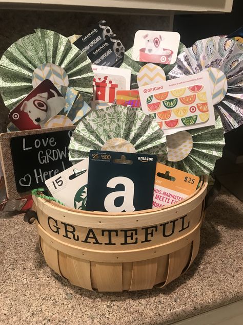 Made this fun and easy gift Card Bouquet for my son’s school fundraiser. Paper flowers hand made using colorful craft paper. Basket from Michael’s along with the mini chalkboard sign. Gift cards donated by parents! Card Bouquet Ideas, Gift Card Bouquet Ideas, Bouquet Ideas Diy, Gift Card Gift Ideas, Pto Mom, Gift Card Basket, Card Bouquet, Gift Card Bouquet, Flower Bouquet Gift