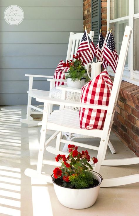 Last Minute Patriotic Decor Ideas | Easy ways to add the red, white and blue to your home! Farmhouse Front Porch Decor, Front Porch Furniture, Rocking Chair Porch, Building A Porch, Farmhouse Front Porches, Porch Furniture, Summer Porch, Farmhouse Porch, Diy Outdoor Decor