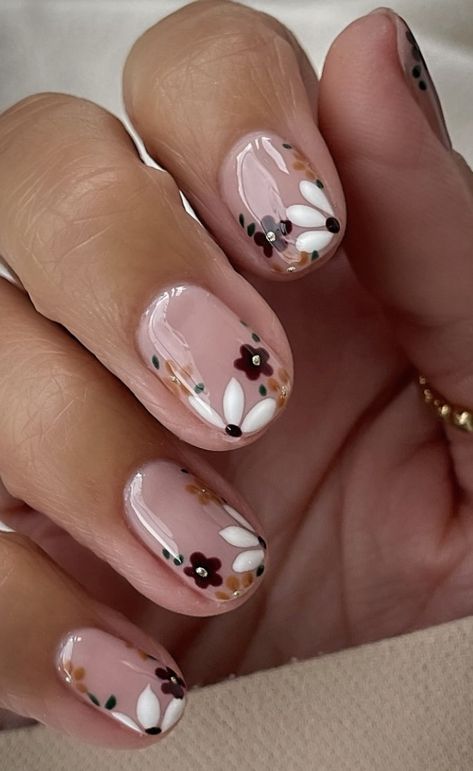 Fall Floral Nails Short, Short Nail Biab Design, Smart Nails Designs, Autumn Floral Nails, Scandinavian Nails, Nude Flower Nails, Fall Floral Nails, Daisy Nail Design, Uni Nails