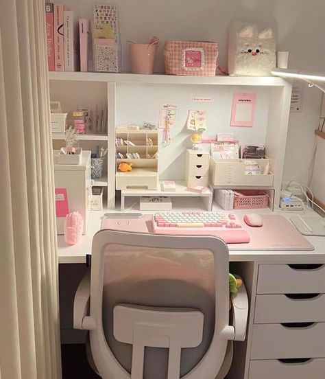 Aesthetic Desk Setup Korean, Coquette Desk Setup, Girls Desk Ideas, Study Desk Aesthetic, Cute Desk Setup, Aesthetic Study Desk, Pretty Desk, Dream Desk, Study Desk Decor