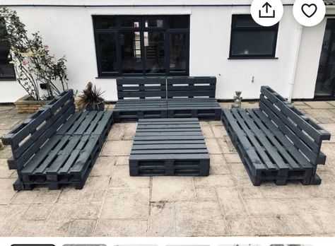 Garden Pub, Diy Patio Ideas, Pub Garden, Lounge Patio, Pallet Seating, Outdoor Pallet, 2 Coffee Tables, Pallet Garden Furniture, Tattoo Garden