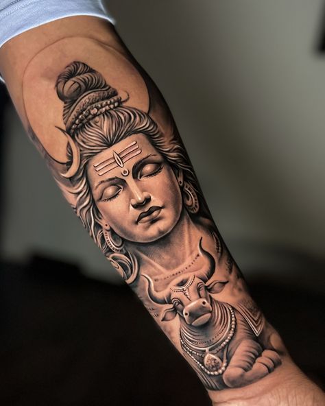 Ink of the divine, where power and devotion unite. #tattooartist #alienzkid #alienzkidtattoo #shivatattoo #alienzkid @alienzkidd #shivatattoo #shivatattoos #tattooartist #tattoos #tattoo #alienzkid #alienzkidtattoo #kochitattoo #kochitattooartist #keralatattoo #keralatattooartist #keralafullsleevetattoo #kochifullsleevetattoo #alienzkid #forearmshivatattoo #forearmtattoo Mahadev Hand Tattoo, Shiva Face Tattoo Design, Eagle Neck Tattoo, Mahakal Tattoo, Compass Tattoos Arm, Compass Tattoos, Tattoo Font For Men, Indian Tattoos, Trishul Tattoo Designs