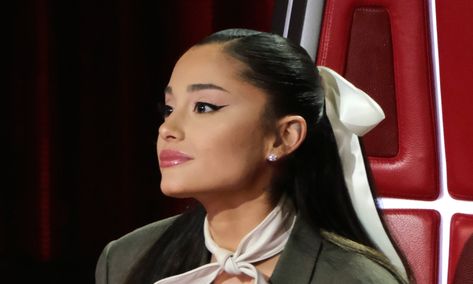 Ariana Grande The Voice Outfit, Ariana Grande Height, Ariana Grande Looks, Ariana Grande The Voice, Ariana Grande Ponytail, Bandeau Skirt, Ariana Grande Hair, Ariana Grande News, Star Actress