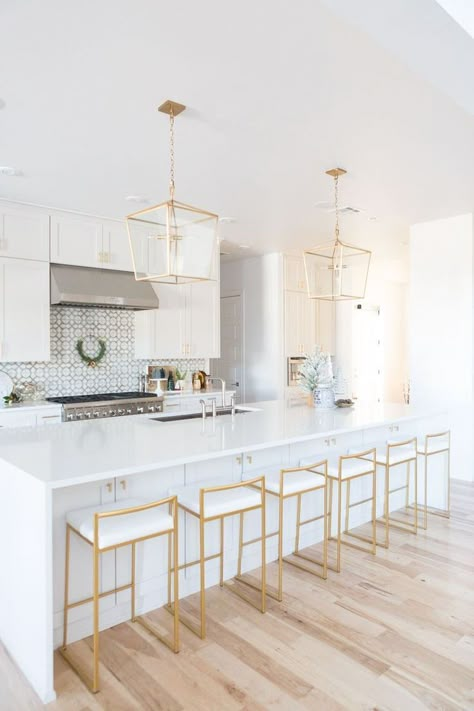 White and gold kitchens are all the rage these days. With their lux brass finishes and chic white cabinets, it's no wonder this design scheme has taken off. Today on the blog we're going over the BEST design ideas for white and gold kitchens. Take your design to the next level today! Kitchen Islands Ideas With Seating, Model Dapur, Gray And White Kitchen, Farmhouse Kitchen Island, All White Kitchen, White Kitchen Design, Gold Kitchen, Large Kitchen, Counter Tops