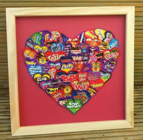 Sweet Wrappers Art, Crafts With Chocolate Wrappers, Diy With Chocolate Wrappers, Candy Wrapper Art Projects, Candy Wrapper Collage, Chocolate Wrapper Art, Sweet Wrappers Craft, Sweet Wrapper Art, Chocolate Wrapper Craft