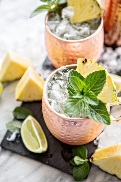 A classic Moscow Mule get a fruity twist with this recipe for Fresh Pineapple Mint Moscow Mules. Pineapple Mule, Wonton Cups Appetizers, Mule Cocktails, Moscow Mules, Low Carb Cocktails, Drinks Summer, Moscow Mule Recipe, Grilled Sweet Potatoes, Wonton Cups