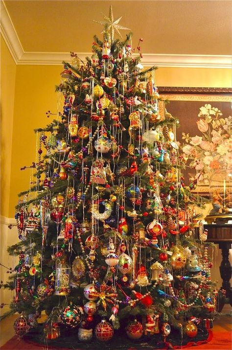 Christopher Radko Christmas Tree Ideas, Christopher Radko Tree, Christmas Aesthetic Cozy, Vintage Inspired Christmas Tree, Aesthetic Christmas Tree, 60s Christmas, Old Fashion Christmas Tree, Christmas Tree Craft, Vintage Christmas Tree Decorations