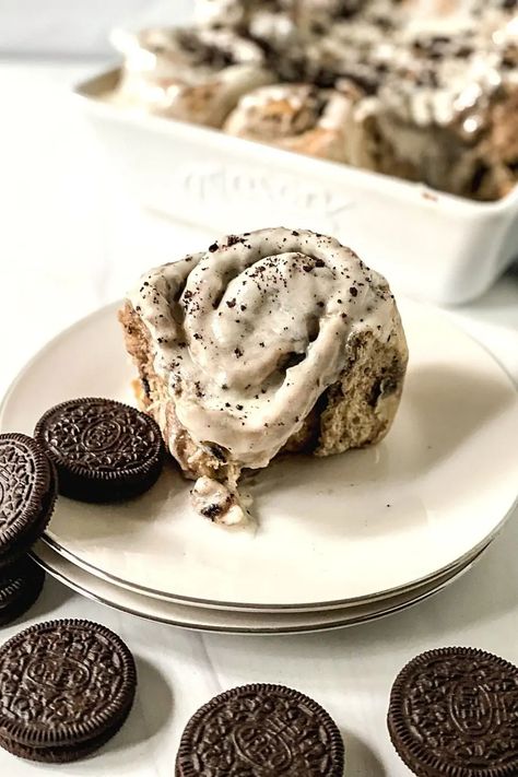 Oreo Rolls, Dessert Buns, Oreo Roll, Oreo Cinnamon Rolls, Easy Sticky Bun Recipe, Easy Sticky Buns, Sticky Buns Recipes, Sweet Roll Recipe, Dessert Places