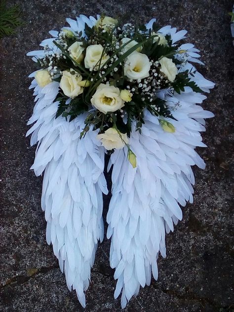 Angel wings, .handmade for a funeral Casket Flowers, Gravesite Decorations, Grave Flowers, Cemetery Decorations, Grave Decorations, Christmas Wreaths Diy Easy, Diy Christmas Wreaths, Memorial Flowers, Cemetery Flowers