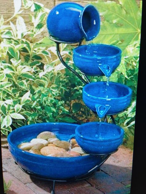 Blue Foutain- this would be a great way to use up old chipped ceramic bowls!!! Diy Solar Fountain, Blue Flowers Garden, Solar Water Feature, Water Fountain Design, Diy Water Fountain, Solar Water Fountain, Fountains Backyard, Garden Waterfall, Blue Fountain