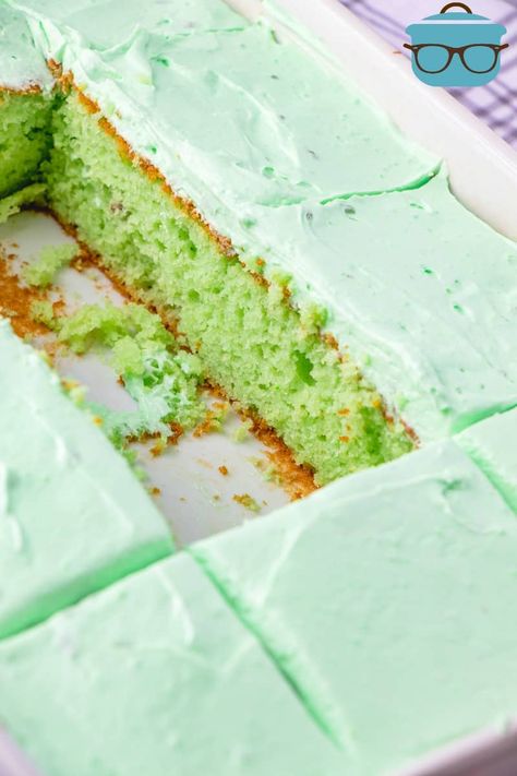 EASY GREEN PISTACHIO CAKE (+Video) - dessert #dessert Easy Pistachio Cake, Watergate Cake, Pistachio Pudding Cake, Pistachio Cake Recipe, Breakfast Sliders, Pistachio Pudding, Green Cake, Dessert Simple, Pistachio Cake