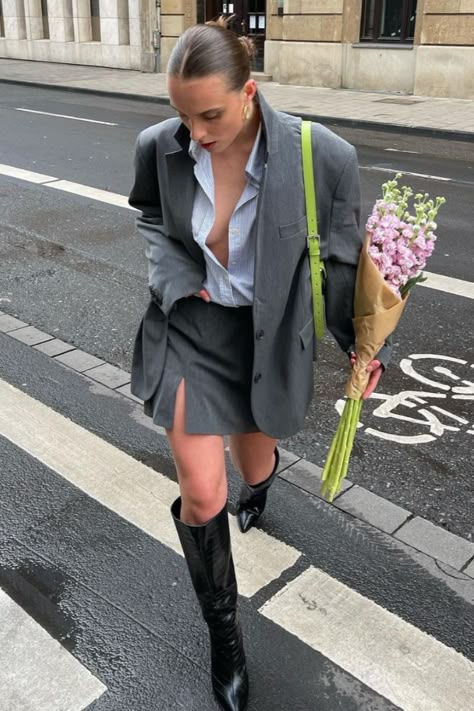 Blazer Mini Skirt, Boots Flowers, Photoshoot Street, Unbuttoned Shirt, Nyc Lifestyle, Professional Work Outfit, Winter Fashion Outfits Casual, London Outfit, Miniskirt Outfits