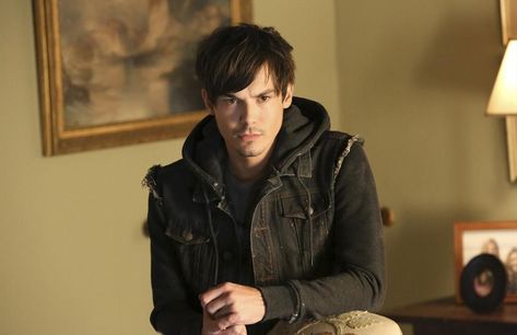 Caleb Rivers (Tyler Blackburn) Caleb Pretty Little Liars, Tyler Blackburn, River Phoenix, Keanu Reeves, Pretty Little Liars, Miss Me, Favorite Celebrities, Eye Candy, Vision Board