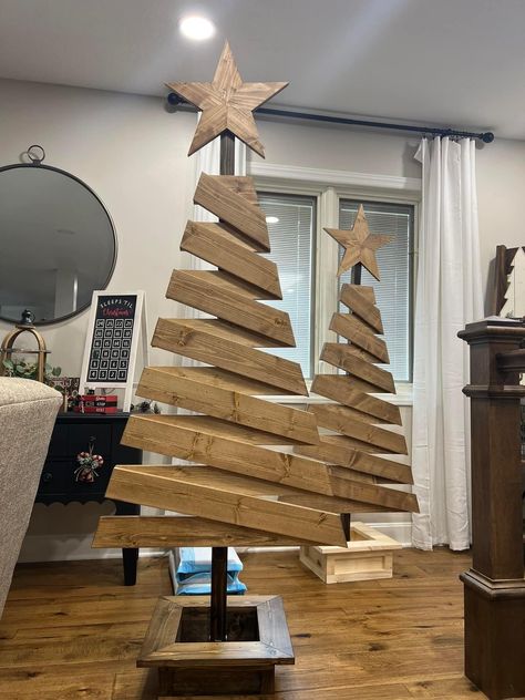 Wood Christmas Trees Diy, Wooden Xmas Trees, Bedroom Ideas Black, Homemade Christmas Tree, Christmas Diy Wood, Pallet Christmas Tree, Christmas Yard Art, Barn Wood Crafts, Wooden Christmas Tree